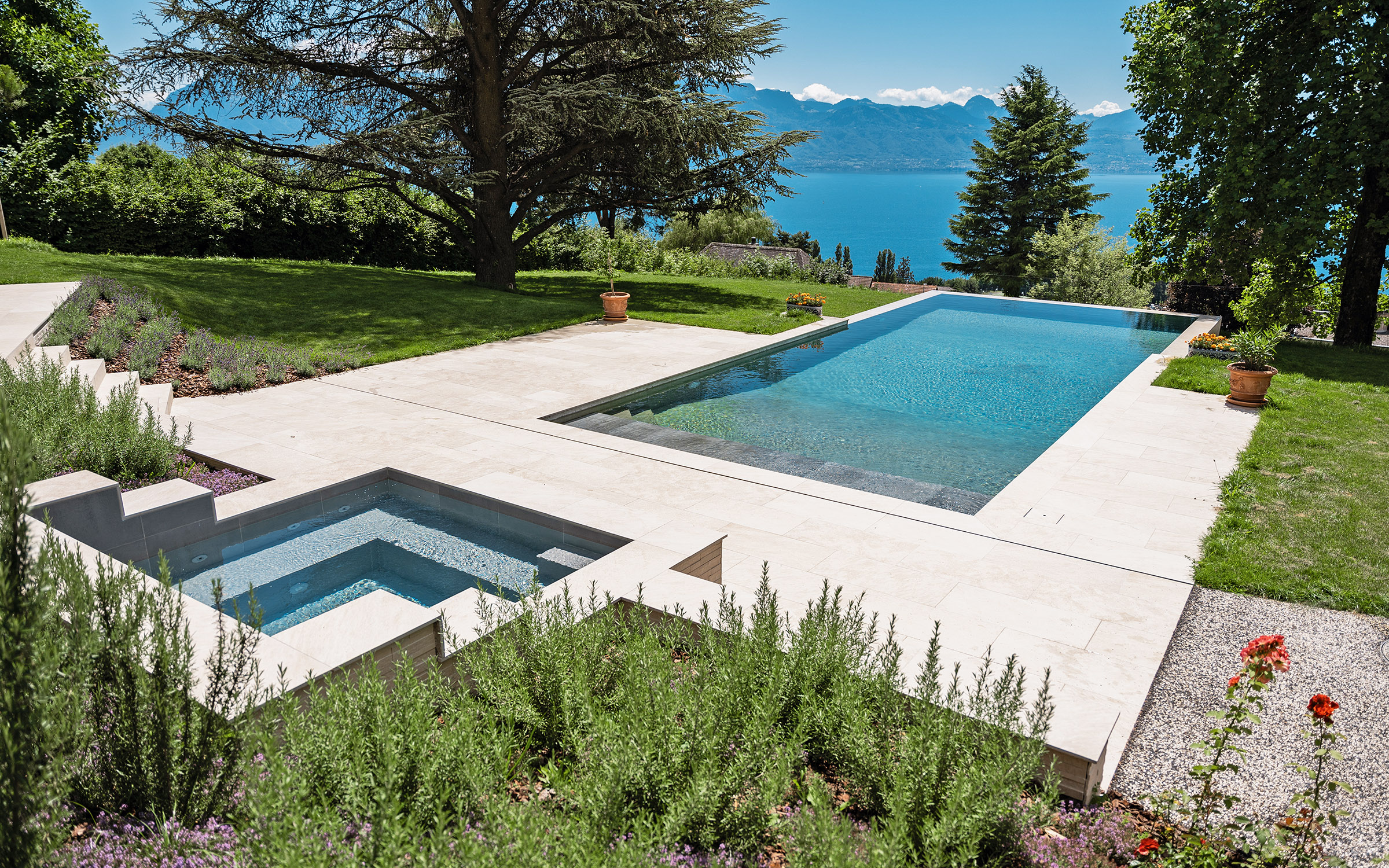 Spa intégré à la piscine Carré Bleu