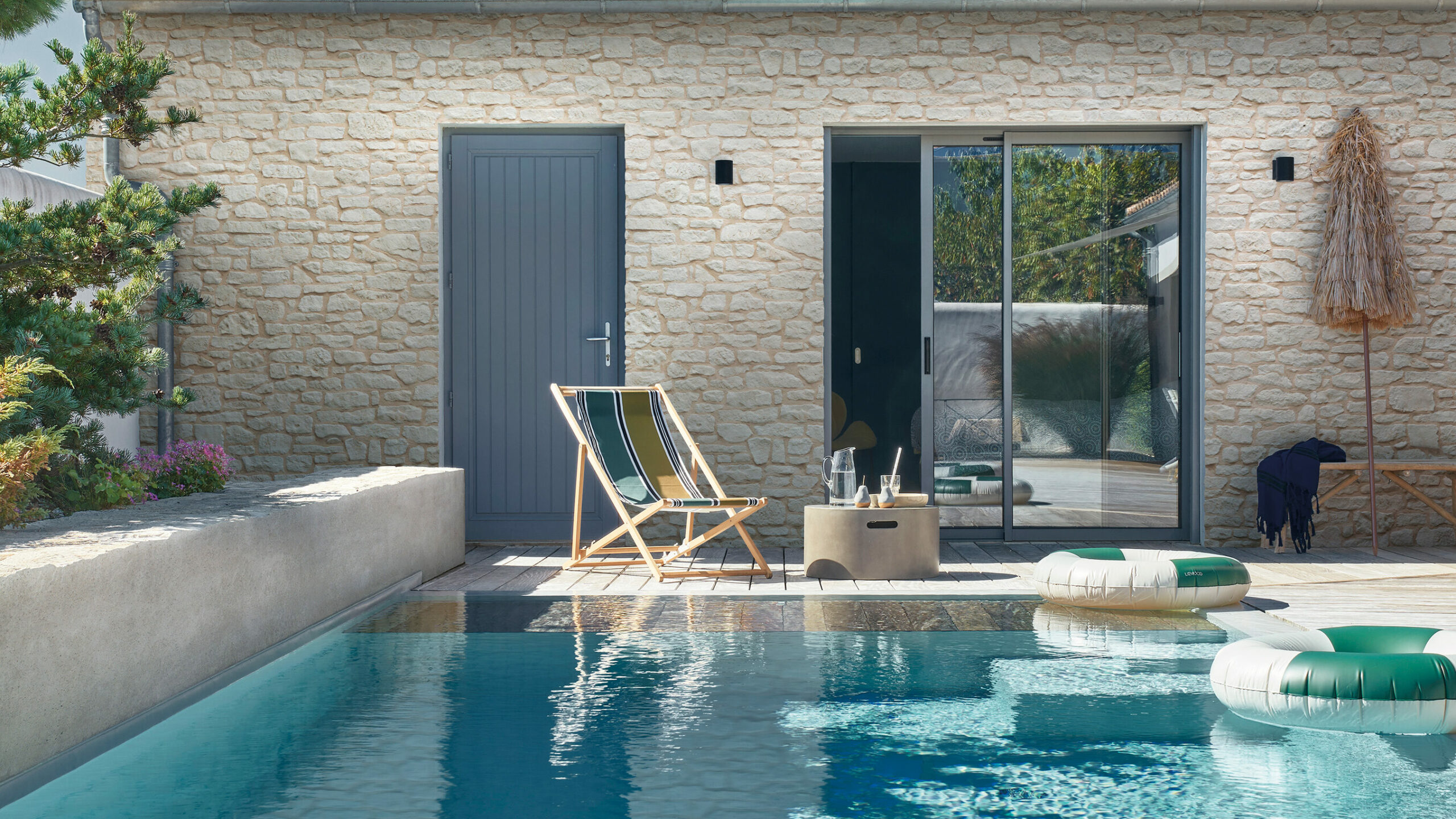 Parement de pierre Collection Bourbilly Fabemi en béton imitation pierre sèche des collines de l’Aveyron autour d’une piscine