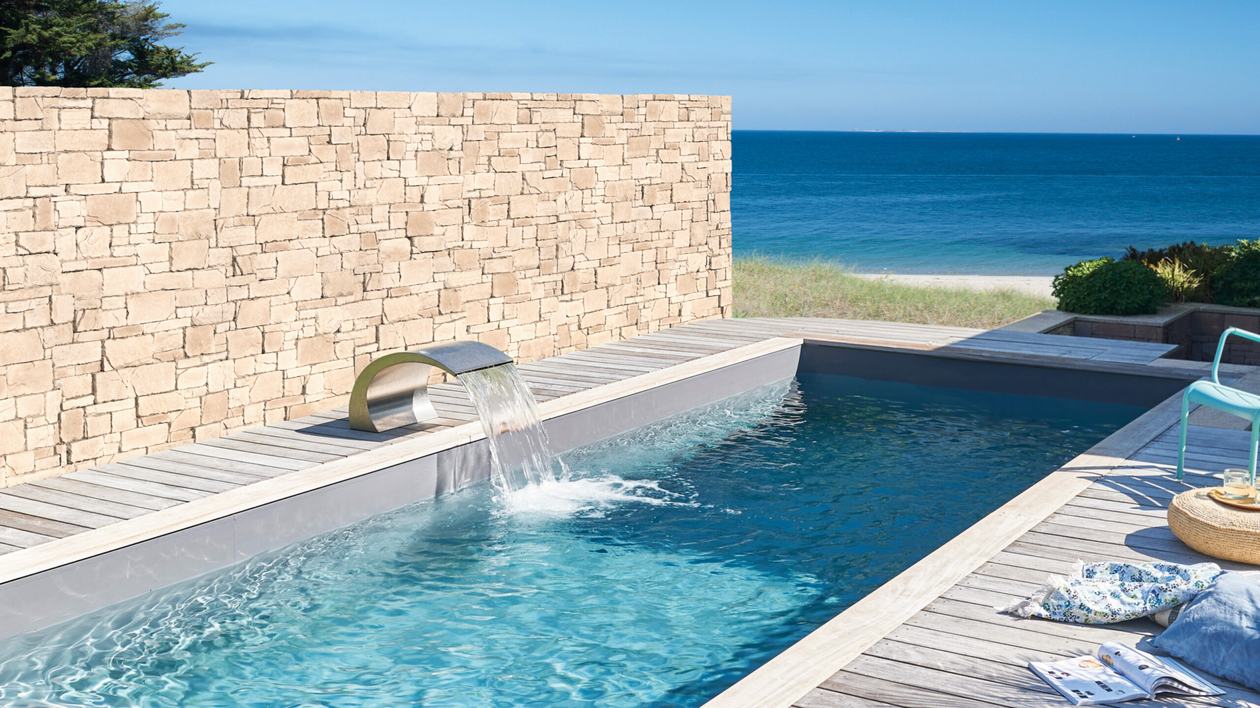 Parement de pierre sèche Collection Olympe Orsol autour d’une piscine extérieure avec accents méditerranéens