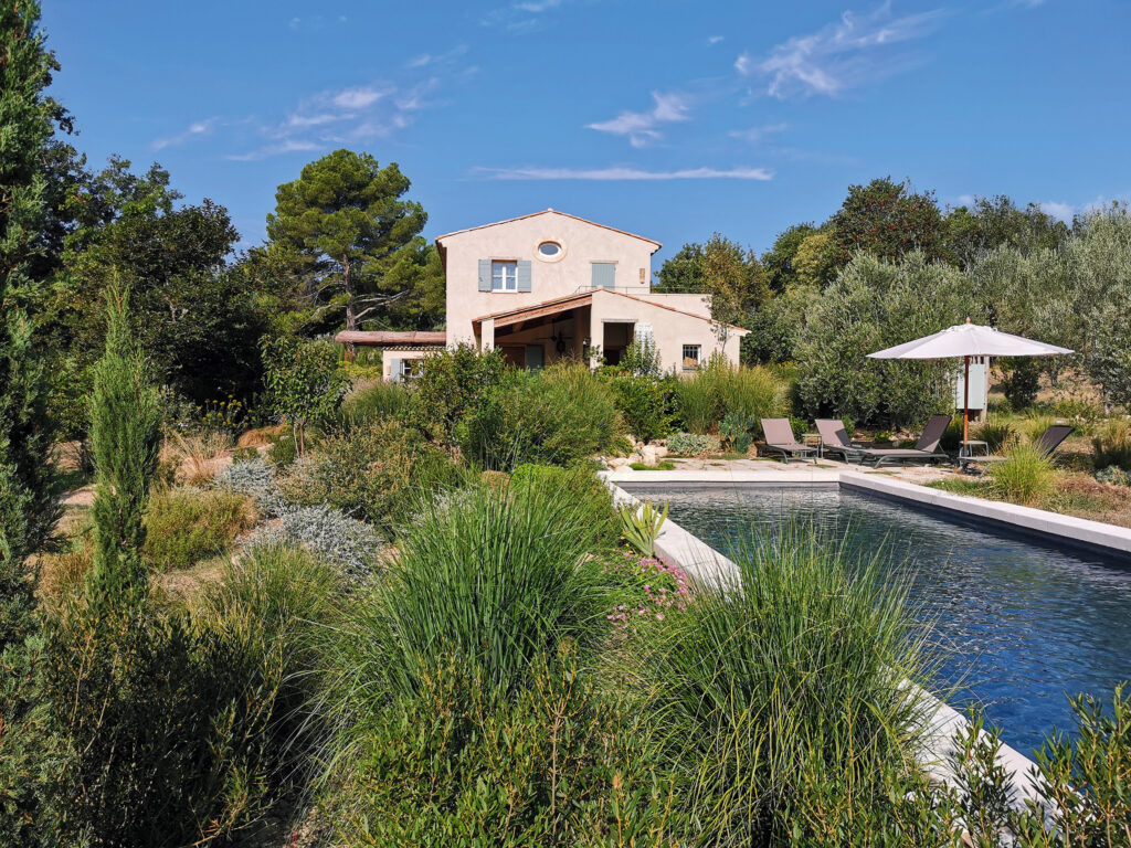 Jardin et piscine en pleine garrigue