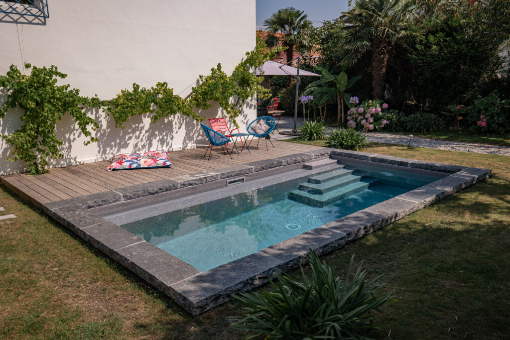 Piscine en pierre foncée