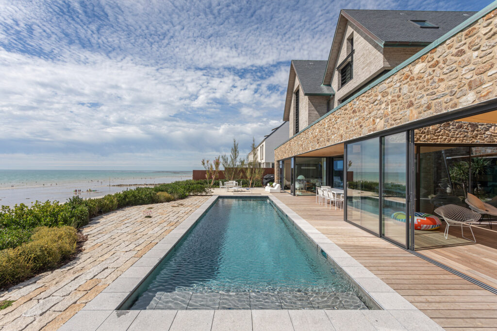 Ozenne Piscines & Spas (50) l’esprit piscine - Architecte : Cabinet d’architectes Bachmann (35) - © Philippe Fauvel