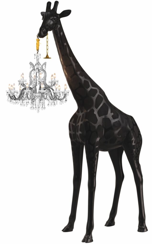 Giraffe in love XL, 400 cm, Qeeboo - 35 000 €.