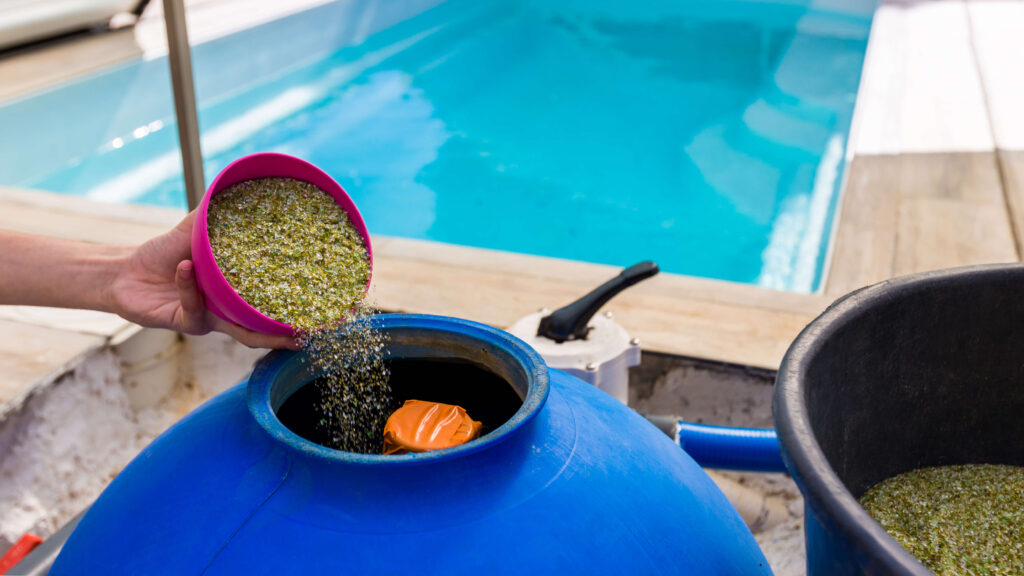 Ajout de sable filtrant dans un filtre à sable de piscine