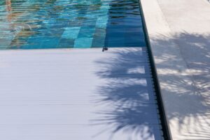 Volet roulant de piscine enroulé avec système motorisé en bout de bassin