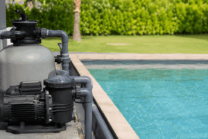 Pompe et filtre de piscine installés au bord d’un bassin pour assurer la filtration et la circulation de l’eau