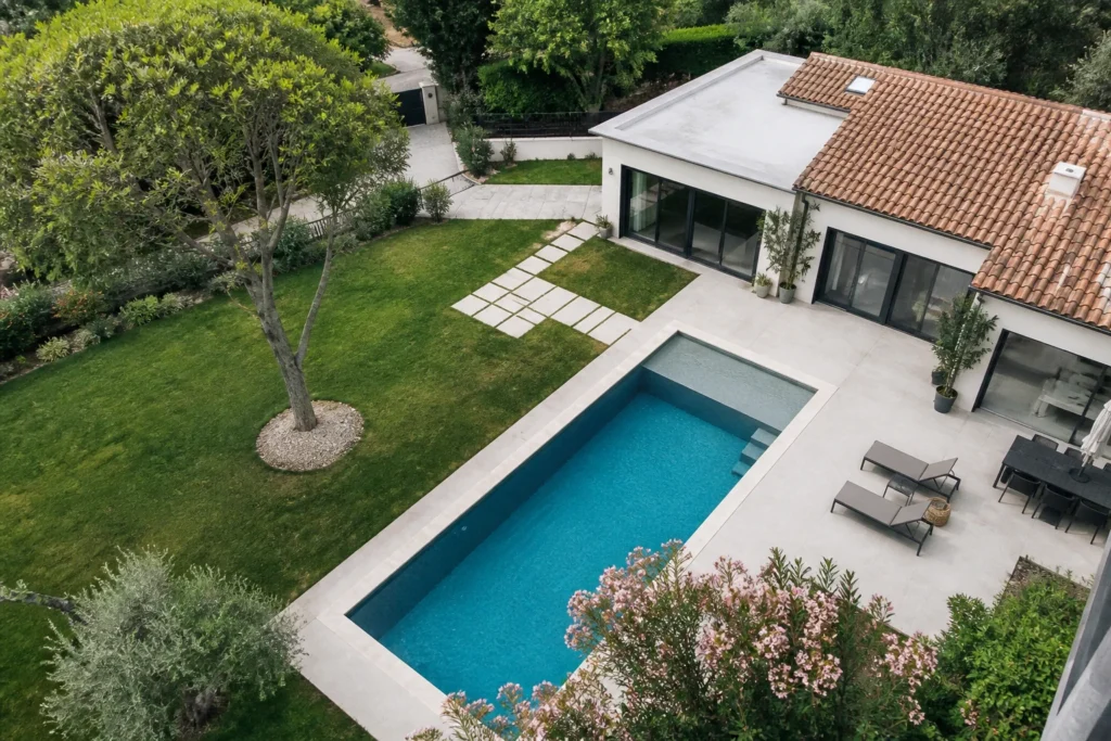 Piscine rectangulaire aménagée dans un jardin pour illustrer le choix des dimensions piscine