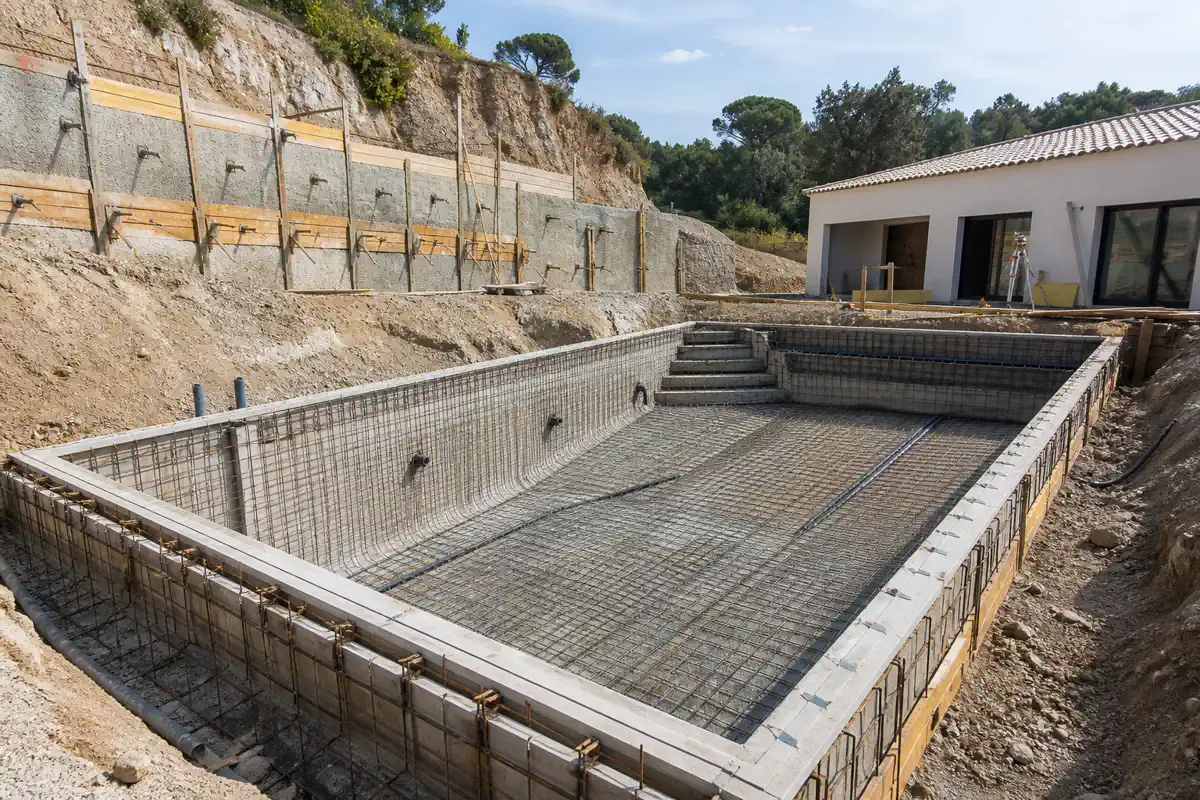 Une structure en béton préparée pour s’adapter aux contraintes du terrain
