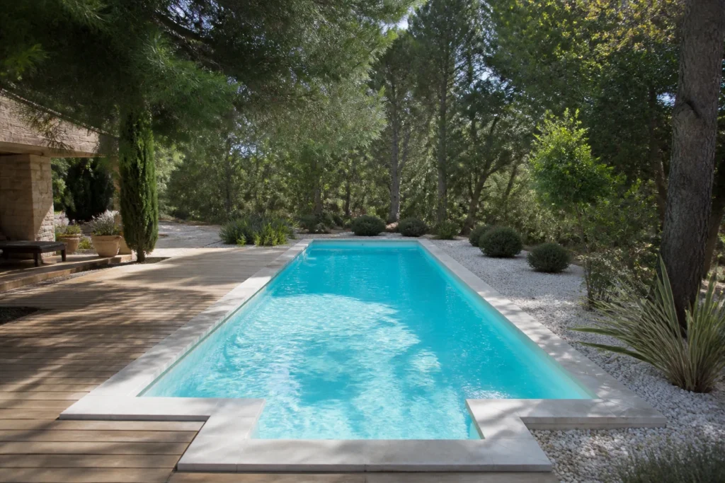 Piscine discrète et conviviale de 8 x 4 m dans un jardin boisé