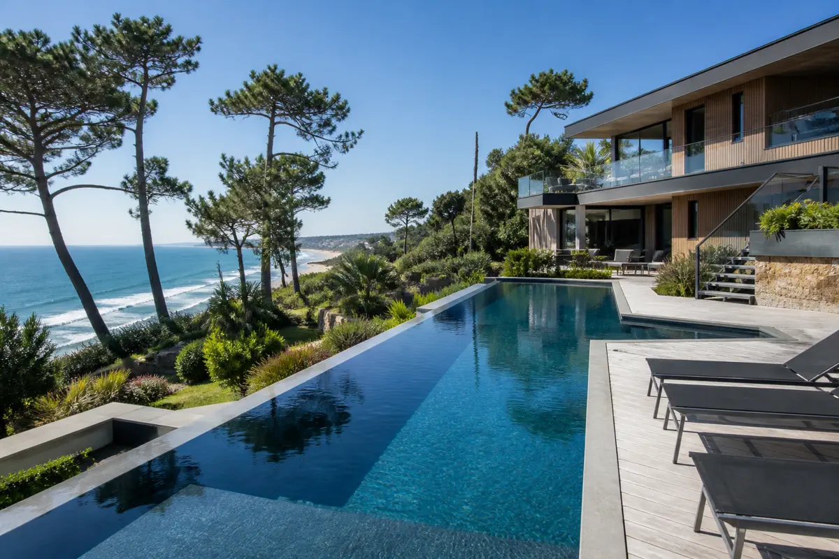 Une piscine intégrée à une maison construite sur un terrain en pente