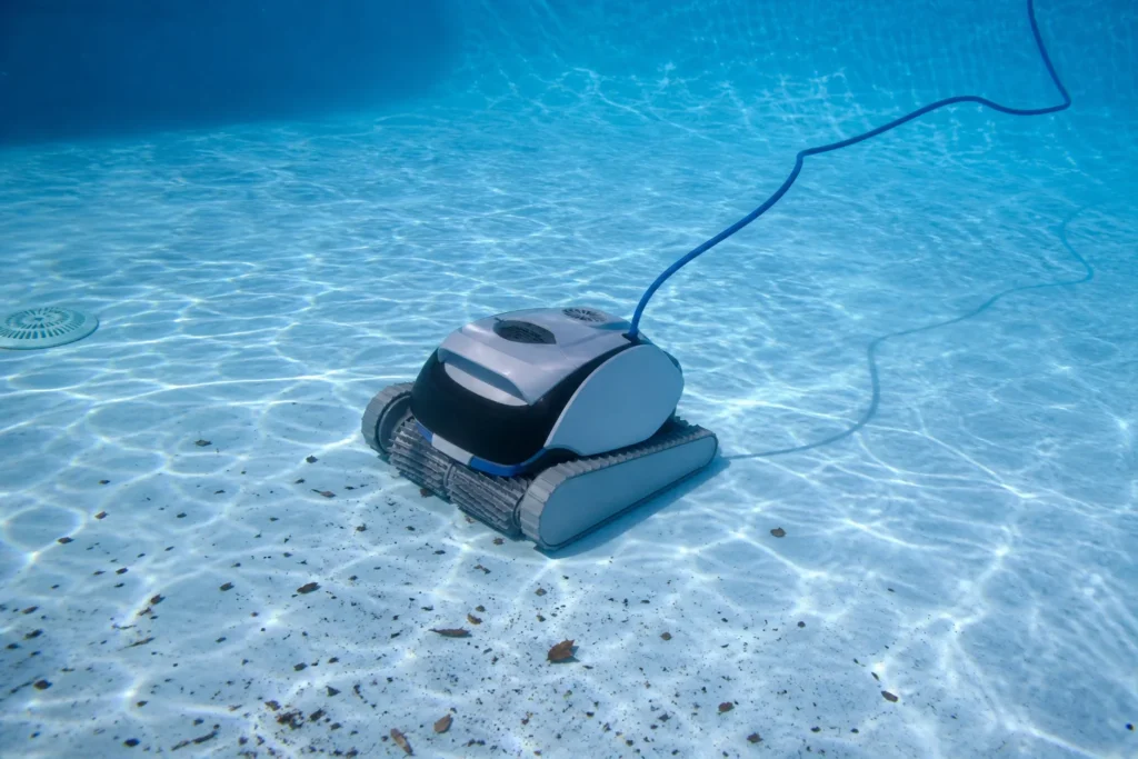 Robot de piscine autonome en action sur le fond d’un bassin résidentiel