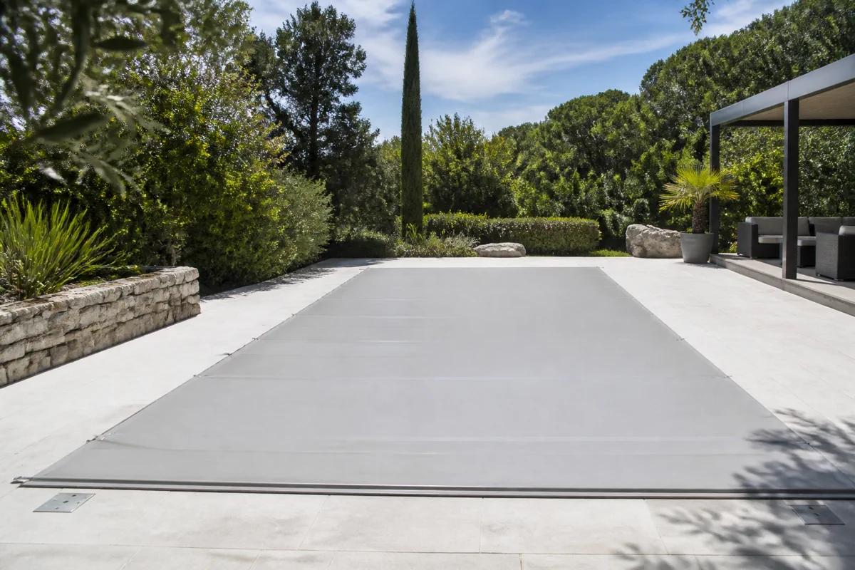 Une piscine protégée par une couverture
