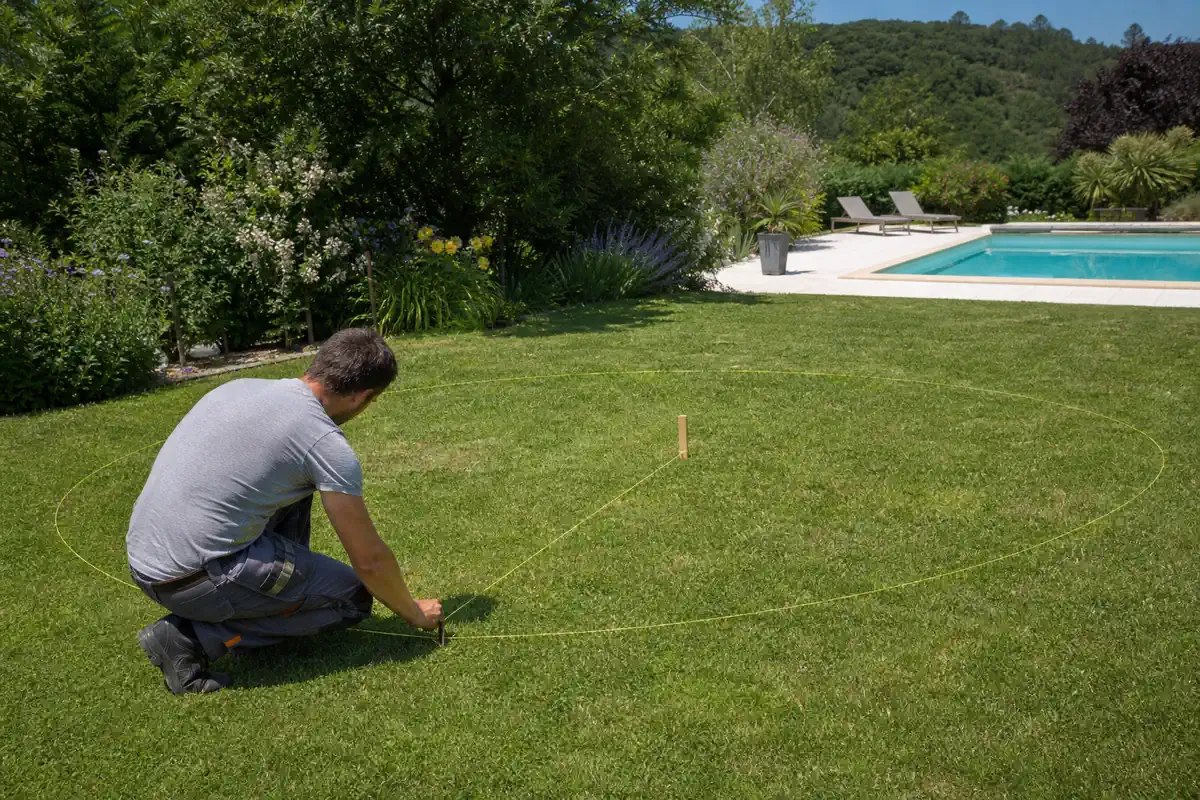 Le traçage à l'aide d'un cordeau et d'un piquet est une étape préparatoire indispensable pour délimiter avec exactitude la zone à travailler.