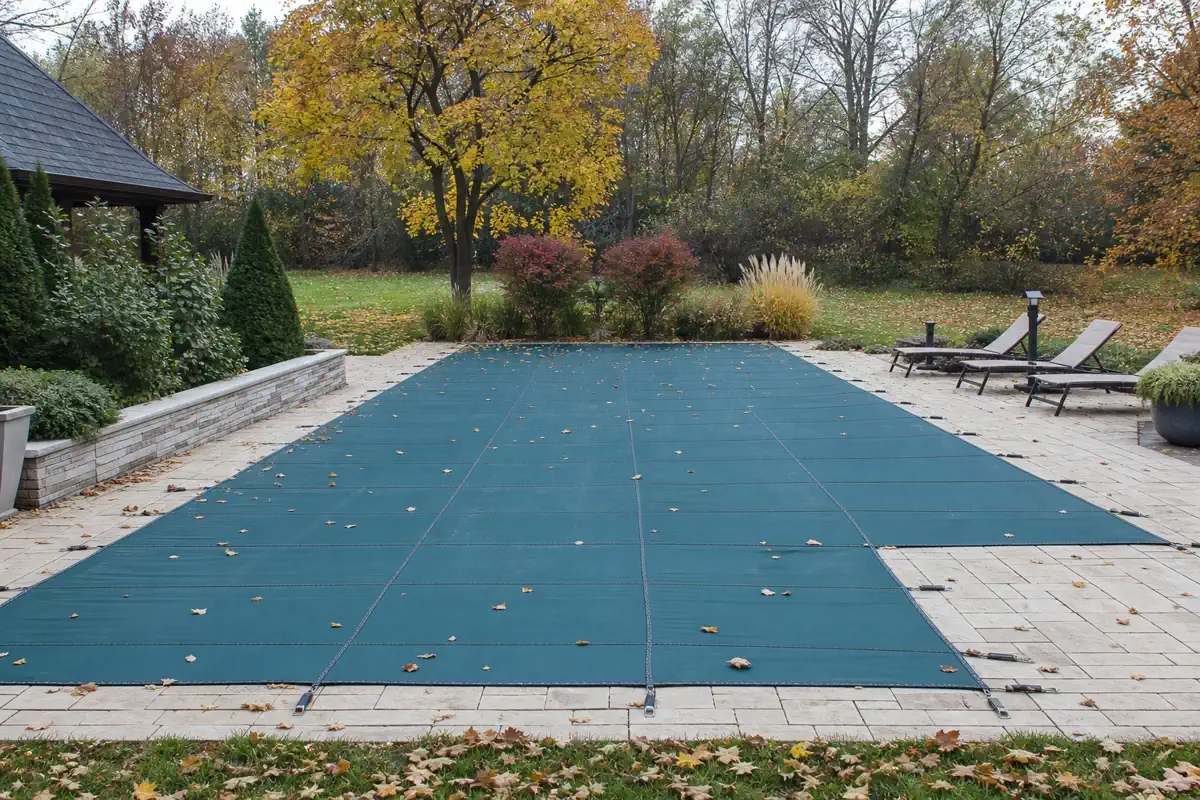 Une piscine protégée par une couverture d’hivernage