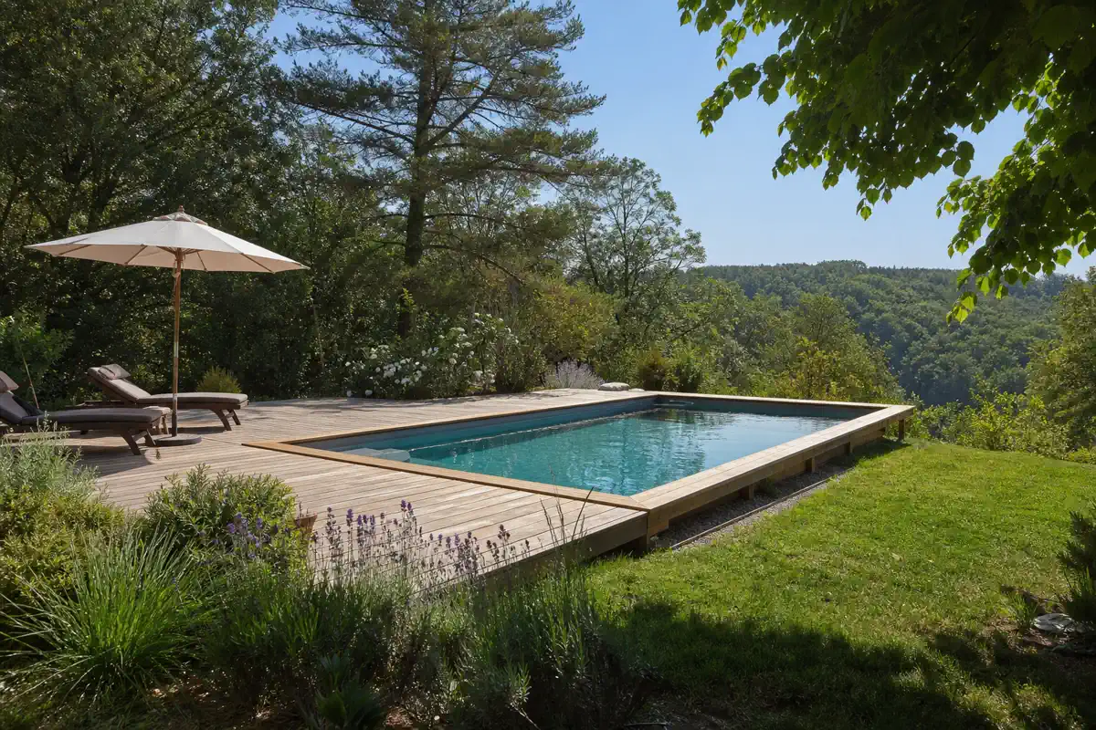 Une piscine à ossature bois intégrée dans un jardin paysagé