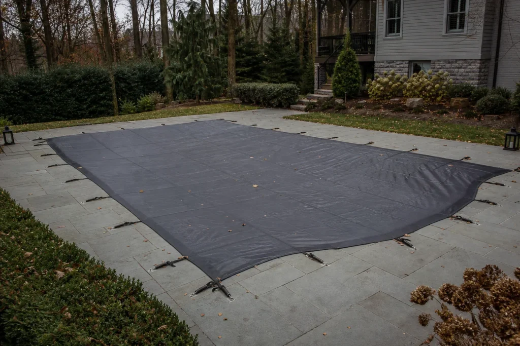 Piscine protégée pour l’hivernage piscine sous une bâche d’hiver
