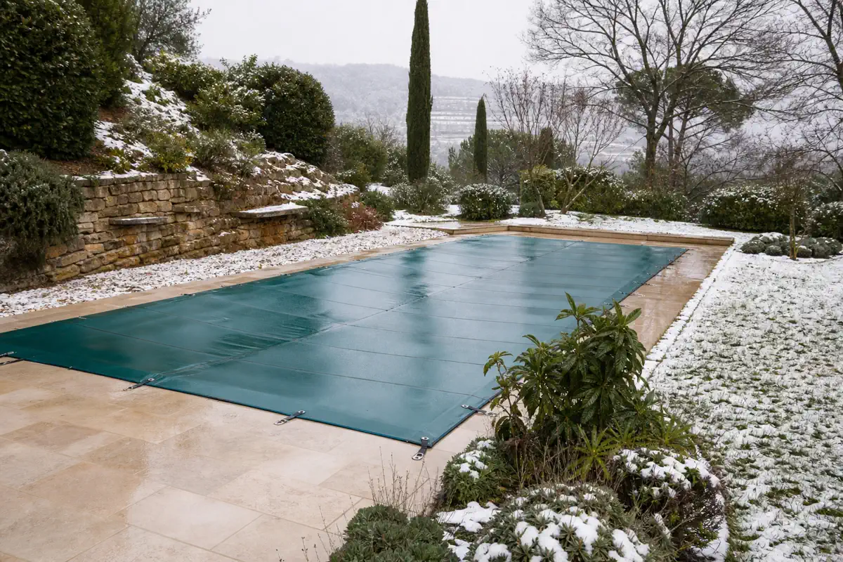 Une piscine protégée pour l’hiver sous sa bâche