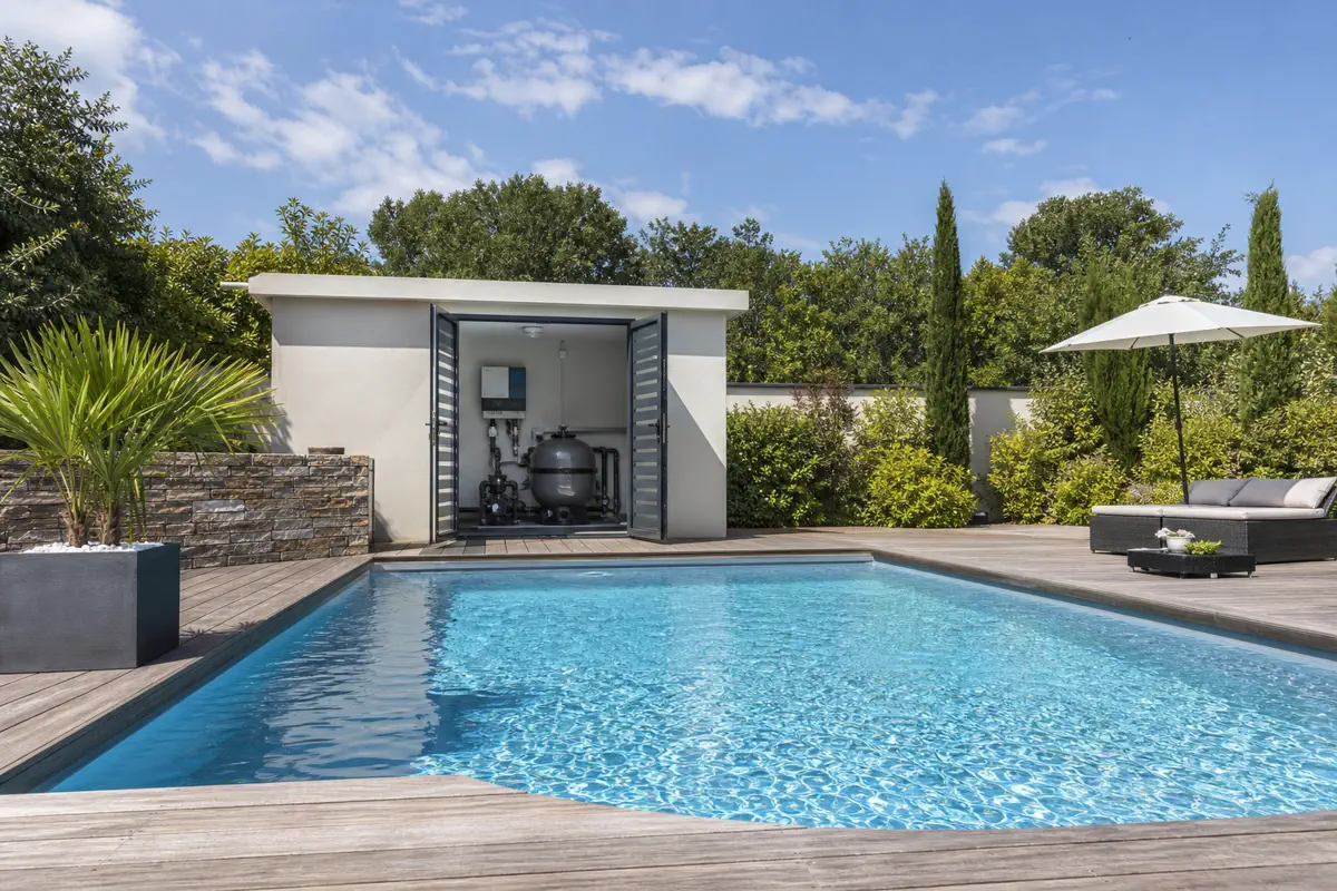 Piscine rectangulaire Piscinelle et son équipement de traitement
